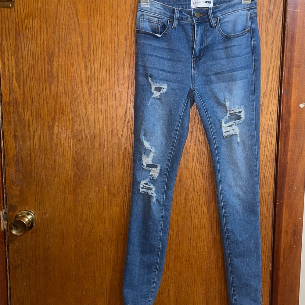 Classic Fashion Nova ripped skinny Jeans, Medium washed, Size 1.